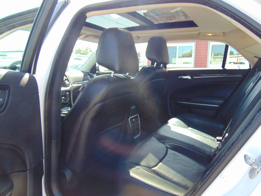 2016 Chrysler 300 Image 9