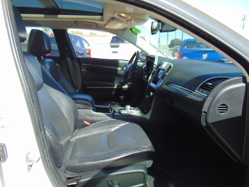 2016 Chrysler 300 Image 10