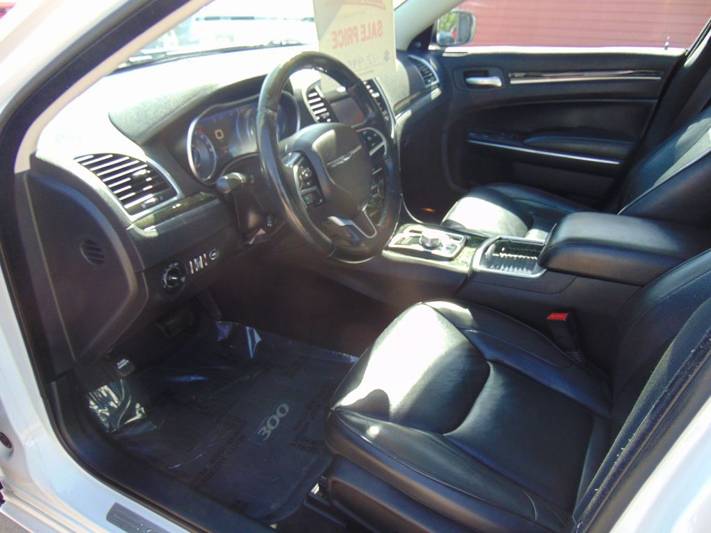 2016 Chrysler 300 Image 11