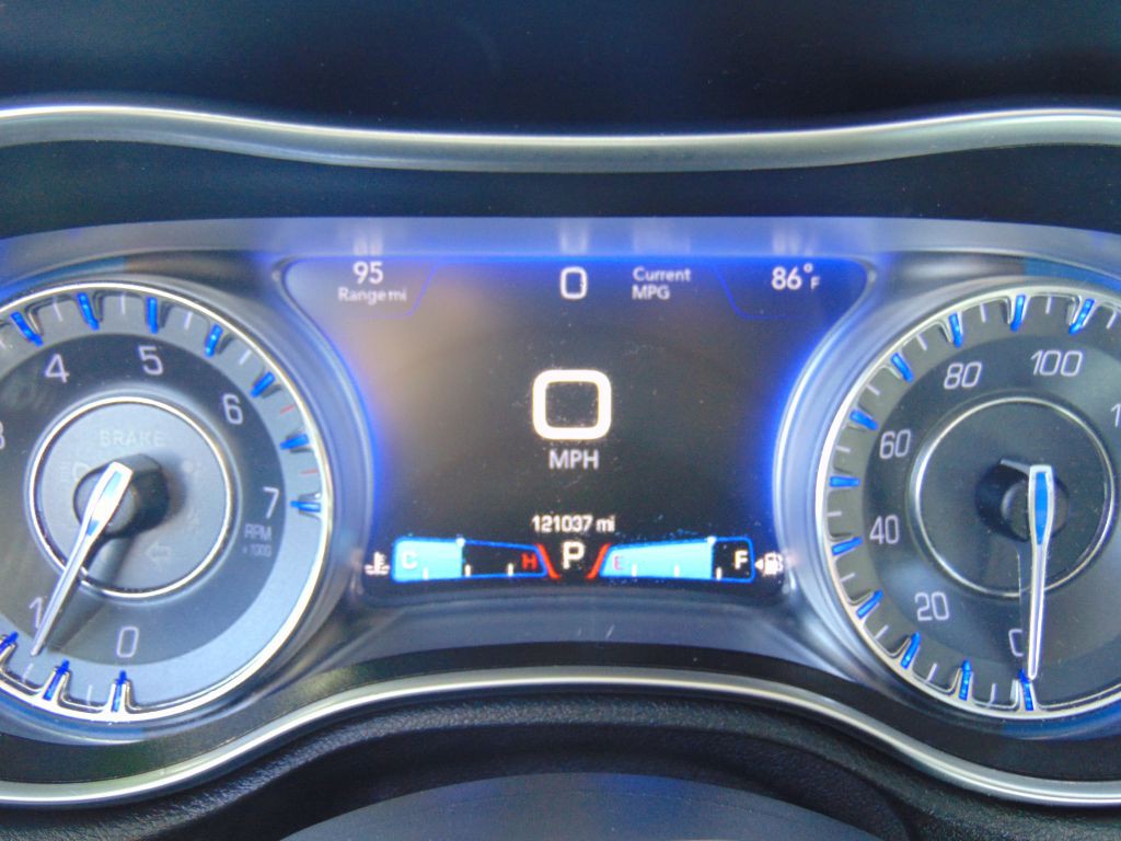 2016 Chrysler 300 Image 12