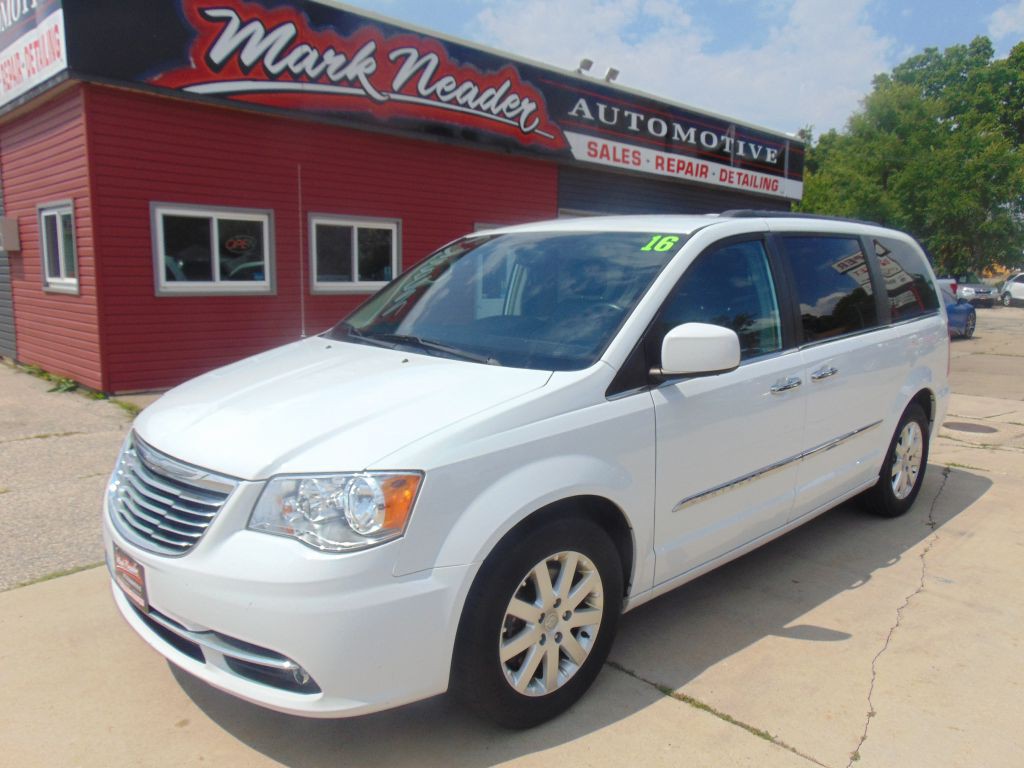 2016 Chrysler Town & Country Image 1
