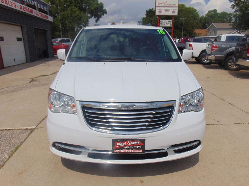 2016 Chrysler Town & Country Image 2