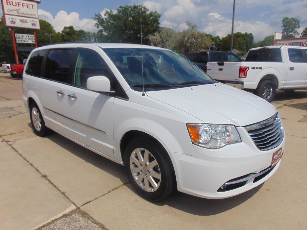 2016 Chrysler Town & Country Image 3