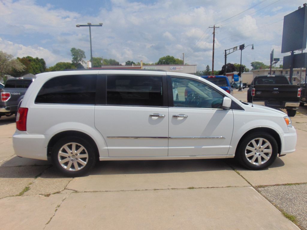 2016 Chrysler Town & Country Image 4