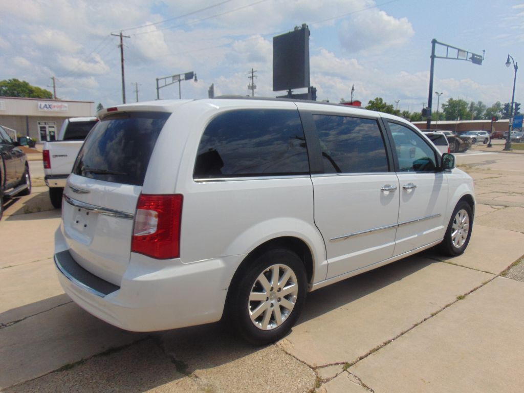 2016 Chrysler Town & Country Image 5