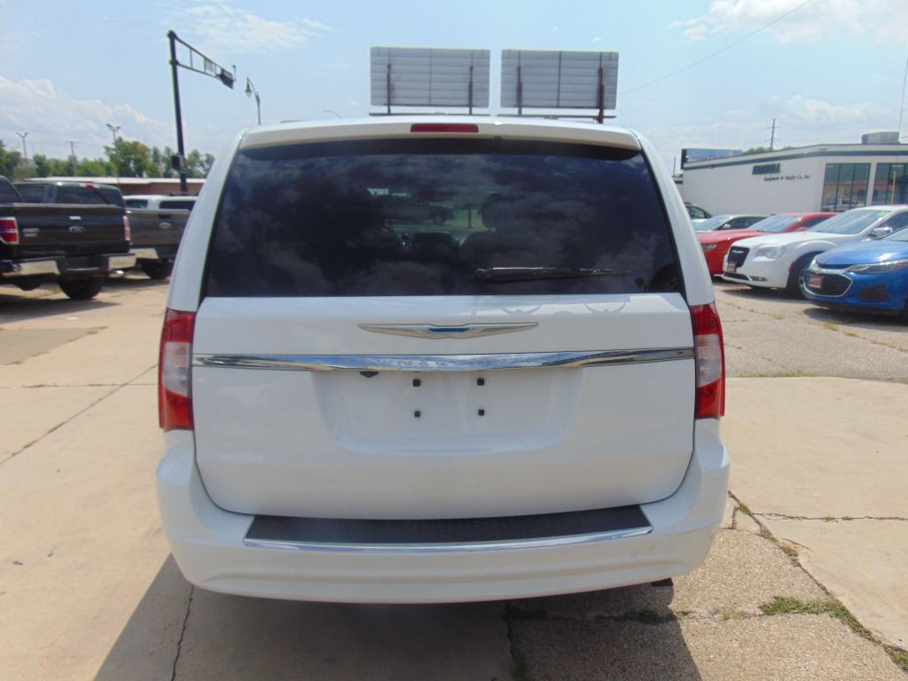 2016 Chrysler Town & Country Image 6