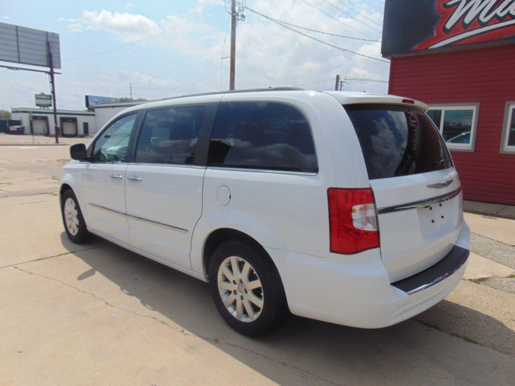2016 Chrysler Town & Country Image 7