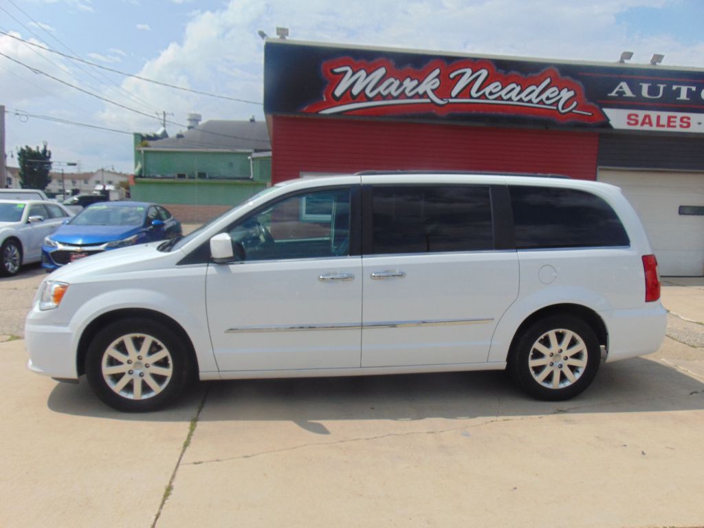 2016 Chrysler Town & Country Image 8