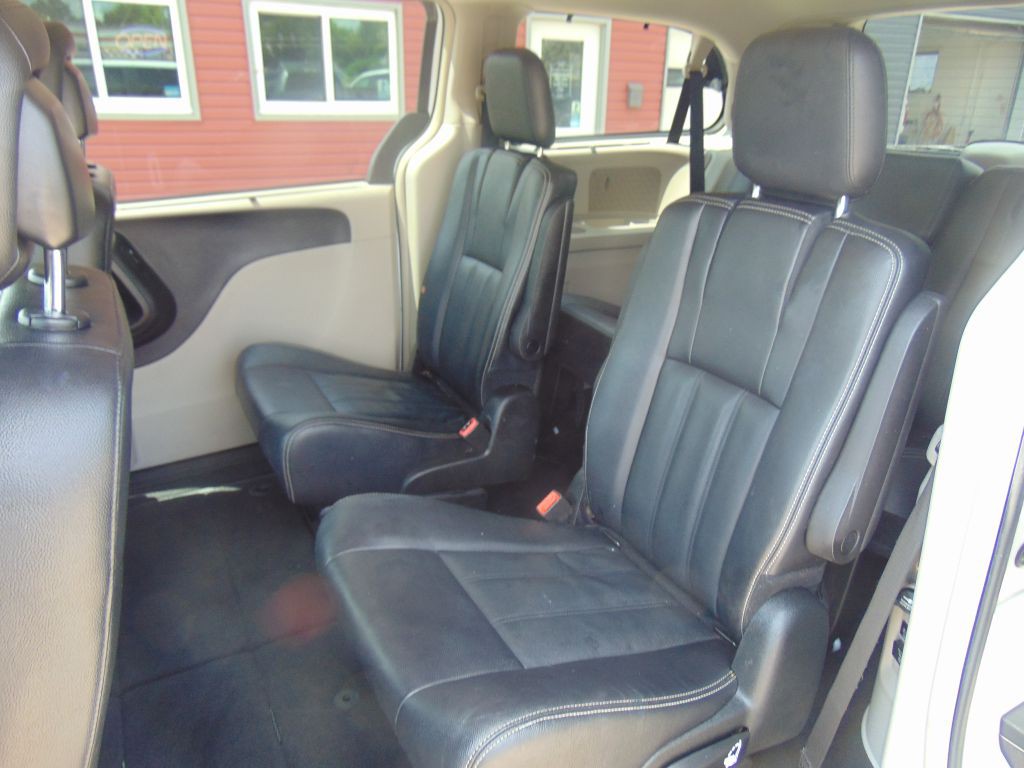 2016 Chrysler Town & Country Image 9