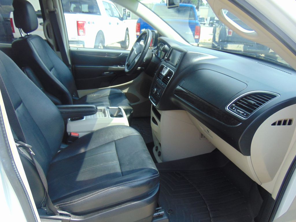 2016 Chrysler Town & Country Image 10