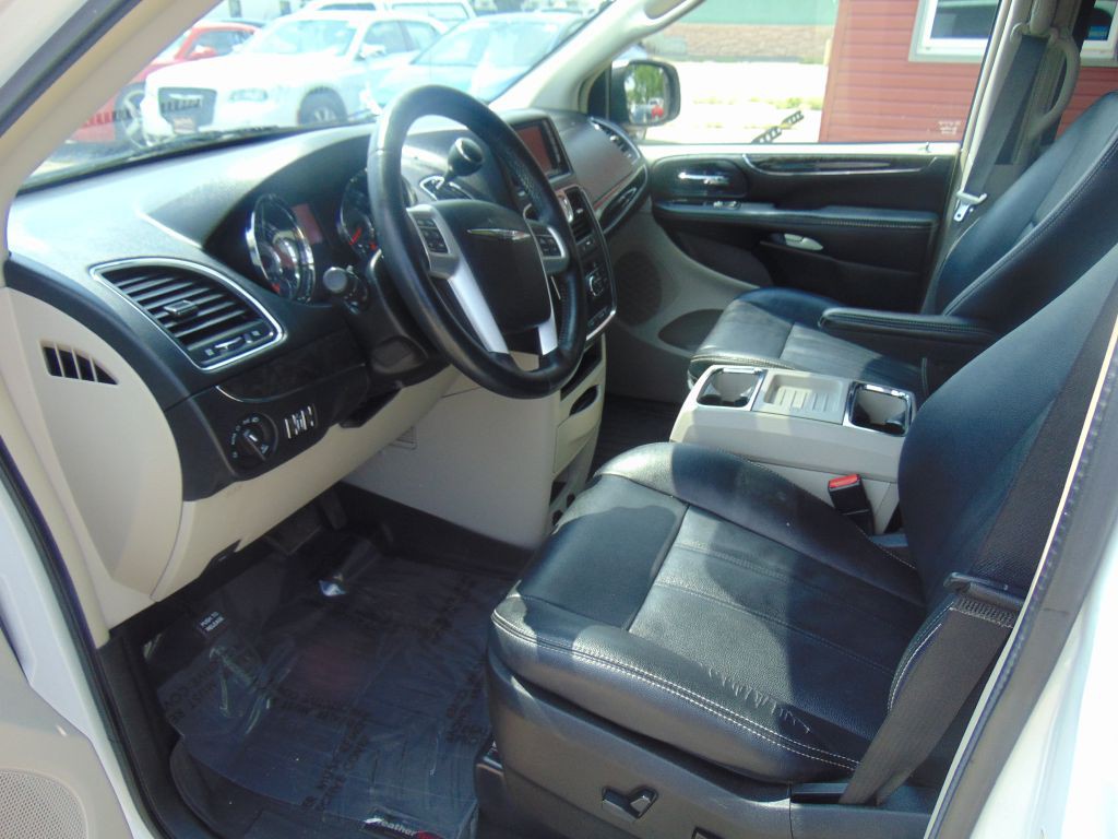 2016 Chrysler Town & Country Image 11