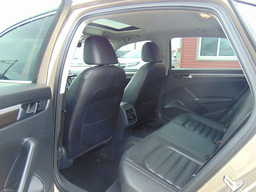 2016 Volkswagen Passat Image 9