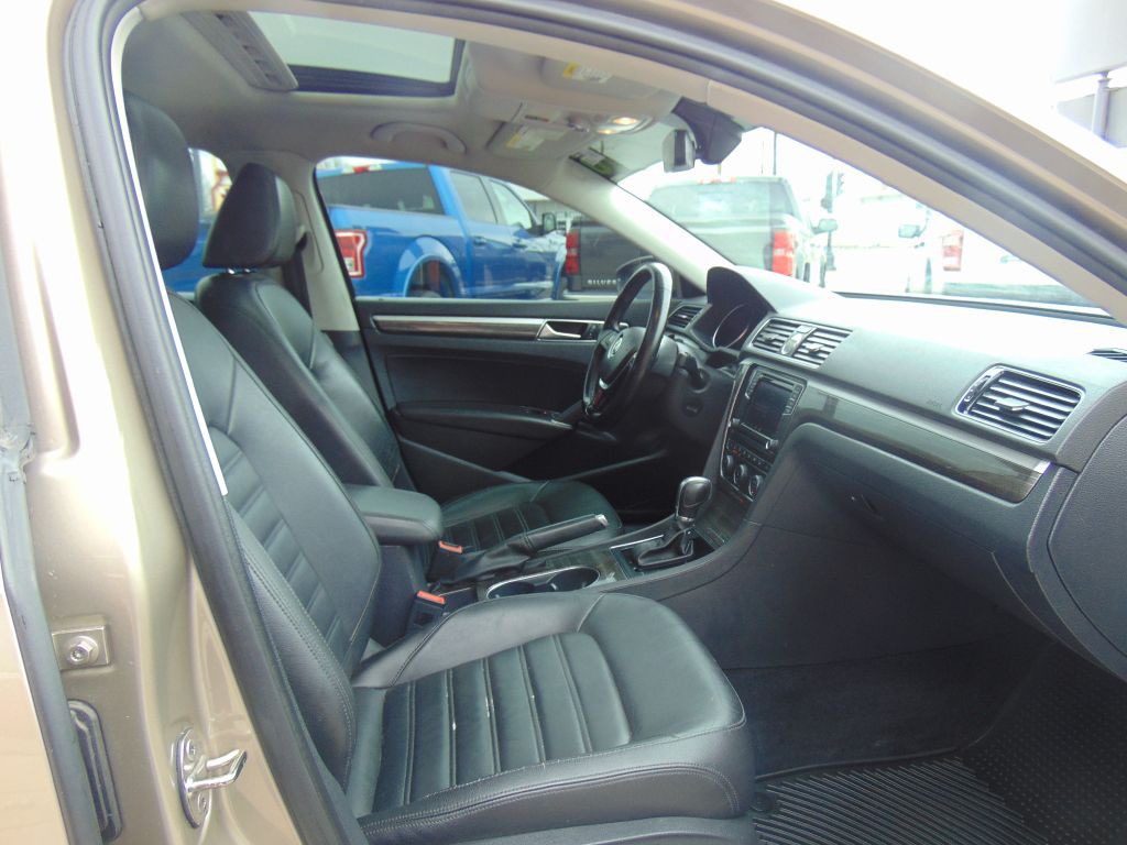 2016 Volkswagen Passat Image 10