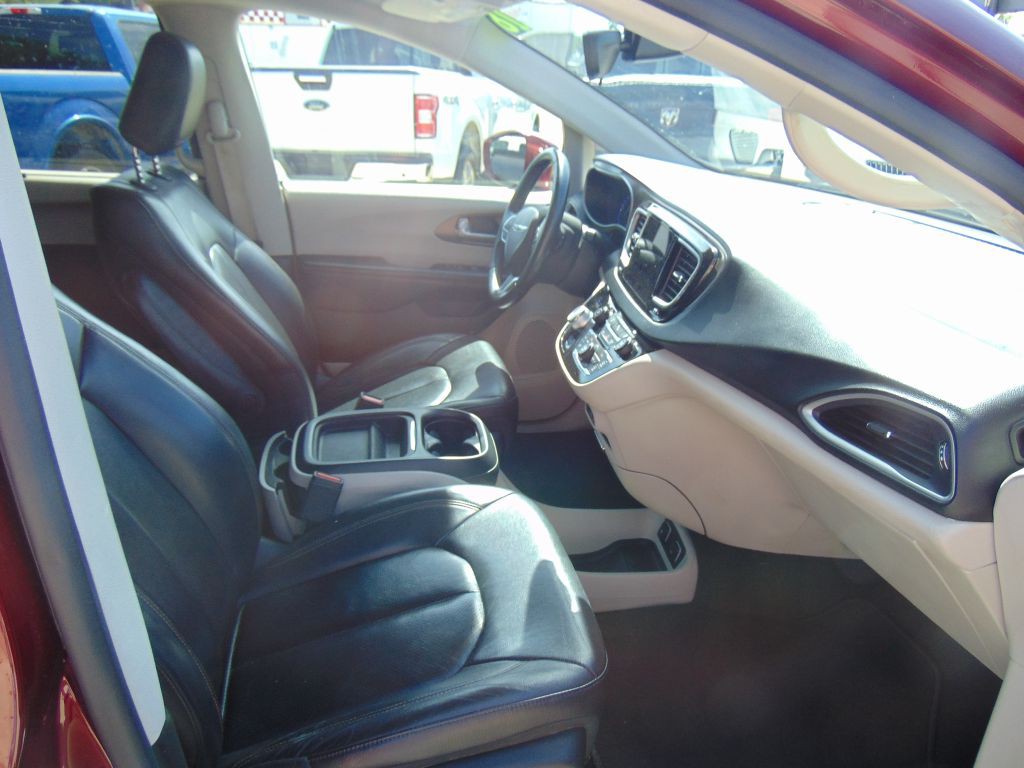 2018 Chrysler Pacifica Image 12