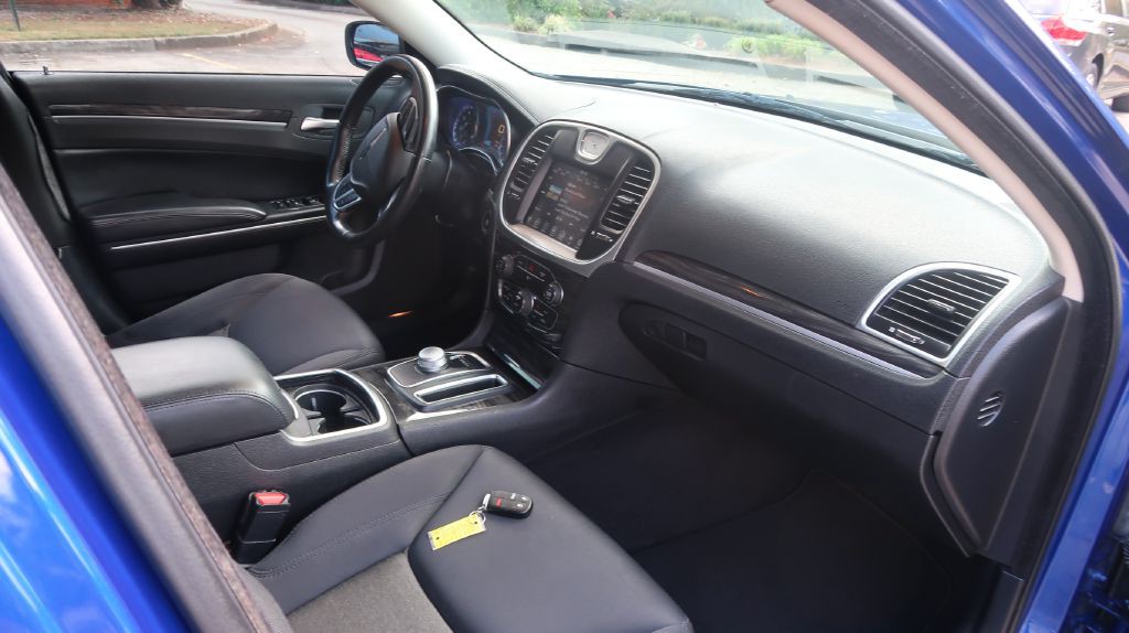 2019 Chrysler 300 Image 7