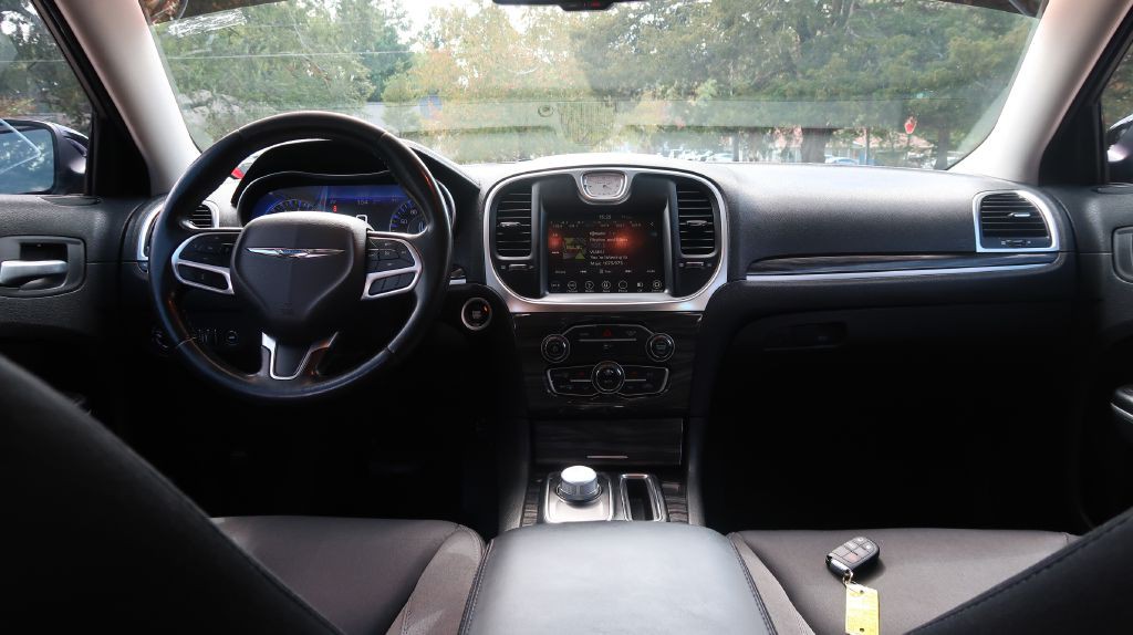 2019 Chrysler 300 Image 17