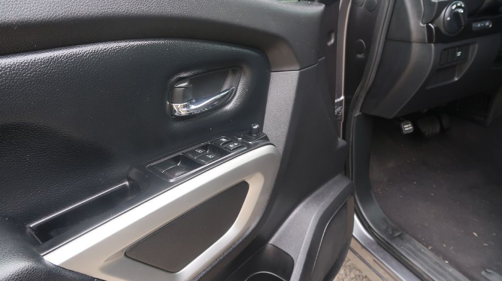 2016 Nissan Titan Image 8