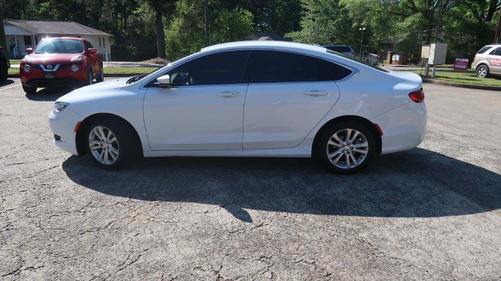 2016 Chrysler 200 Image 3