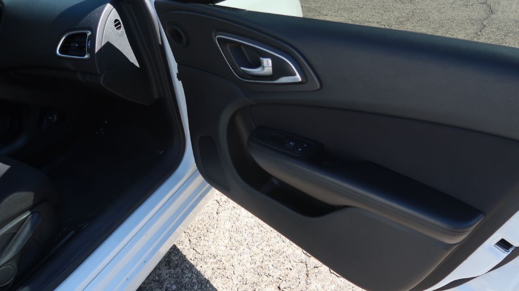 2016 Chrysler 200 Image 6