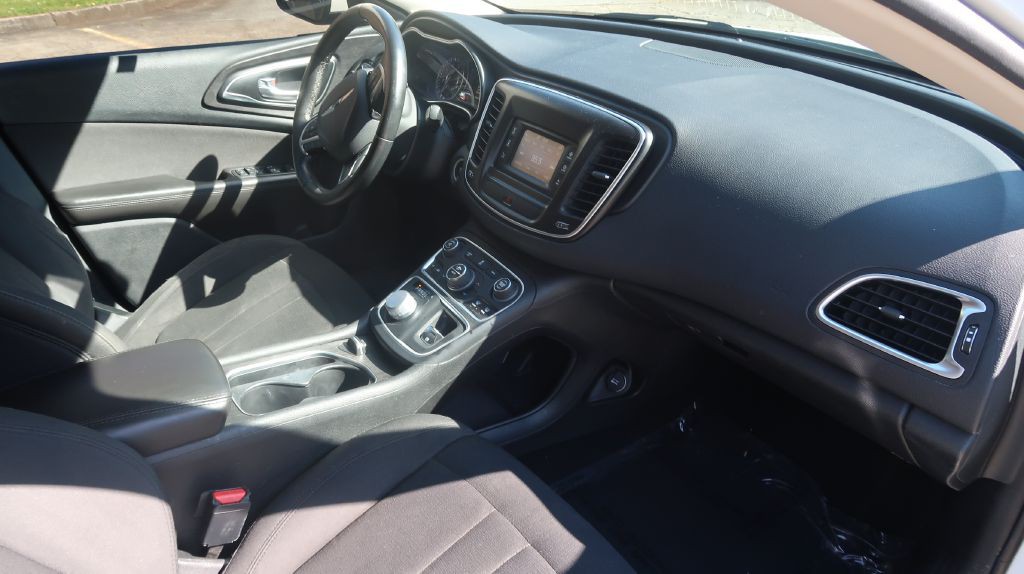 2016 Chrysler 200 Image 7