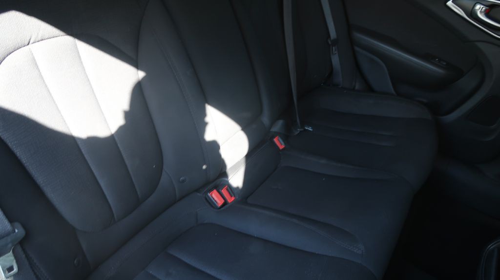2016 Chrysler 200 Image 8