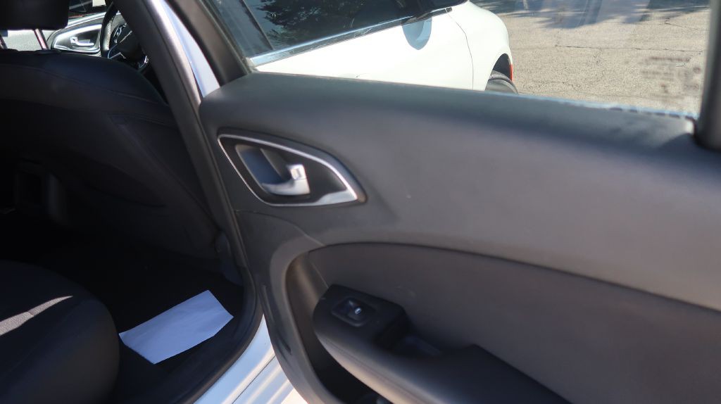 2016 Chrysler 200 Image 9