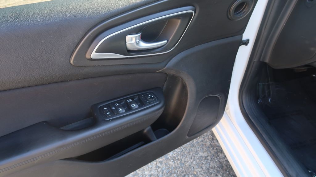 2016 Chrysler 200 Image 10