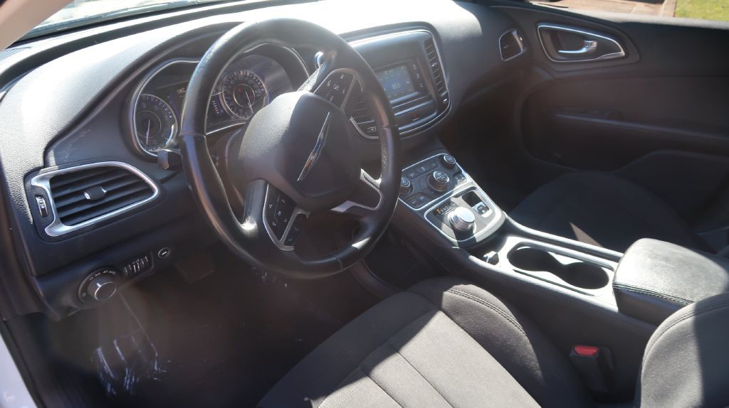 2016 Chrysler 200 Image 11