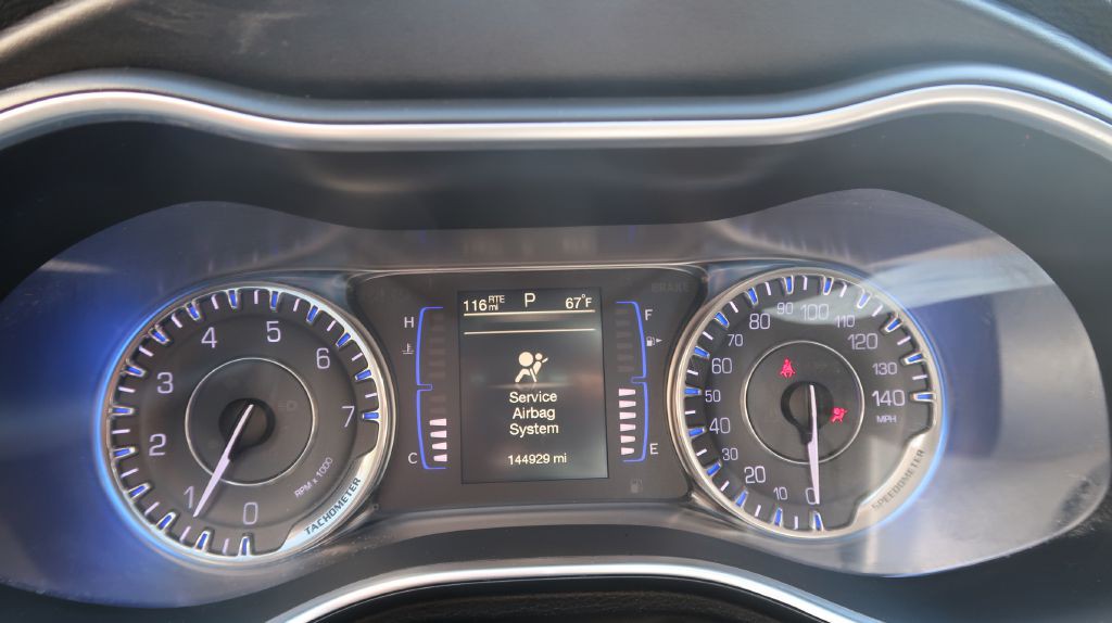 2016 Chrysler 200 Image 12