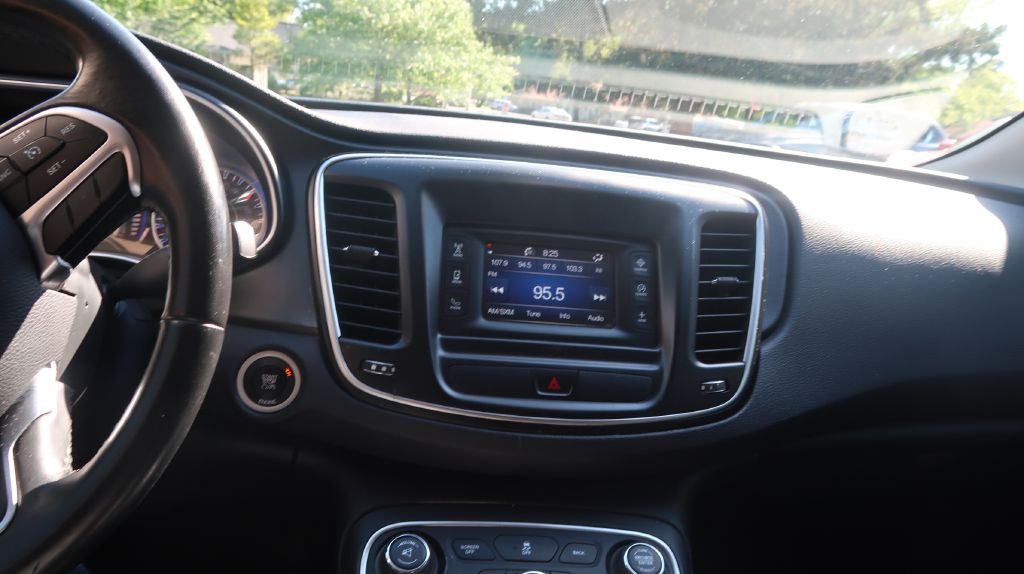 2016 Chrysler 200 Image 13