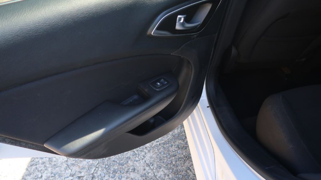 2016 Chrysler 200 Image 16