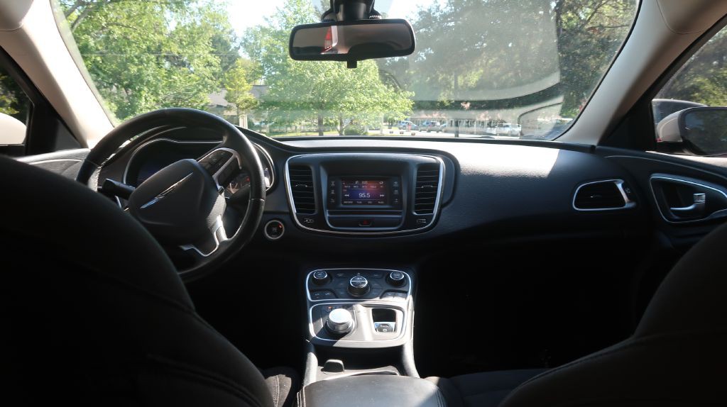 2016 Chrysler 200 Image 17