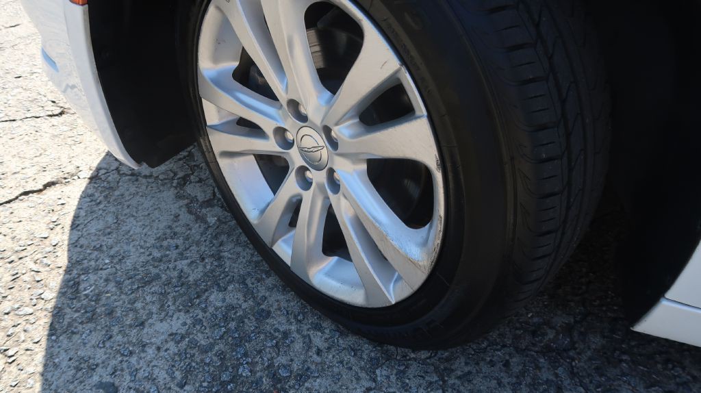 2016 Chrysler 200 Image 18