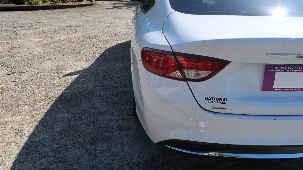 2016 Chrysler 200 Image 19