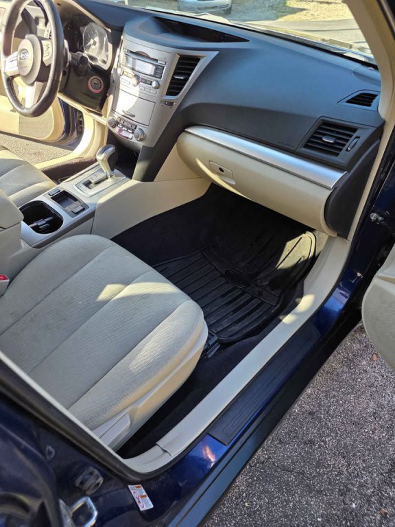2010 Subaru Outback Image 6