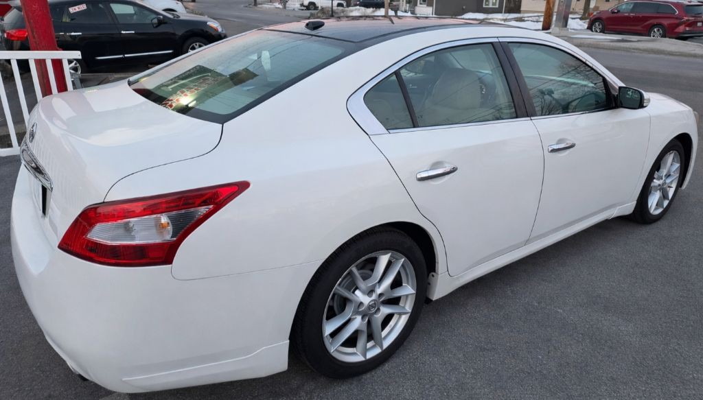 2011 Nissan Maxima Image 2