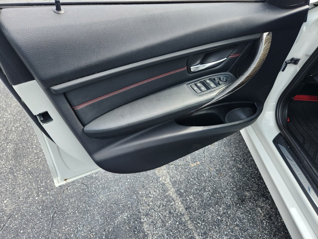 2013 BMW 3 Series Image 8