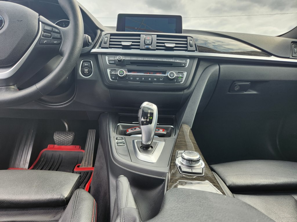 2013 BMW 3 Series Image 15
