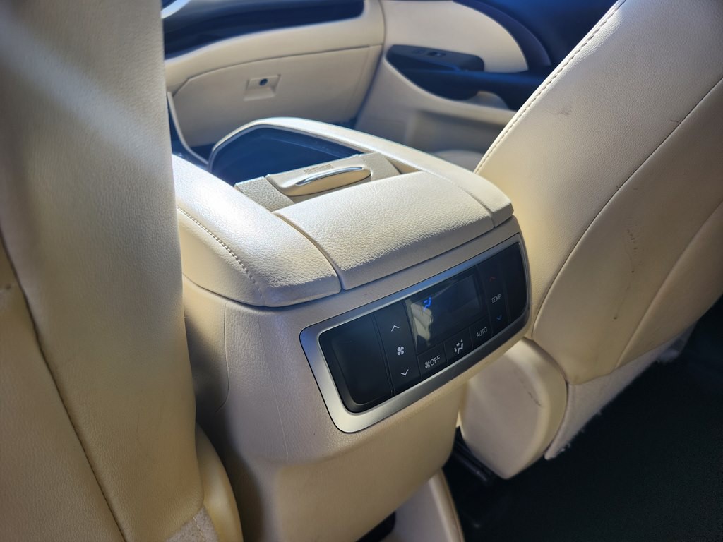 2016 Toyota Highlander Image 16