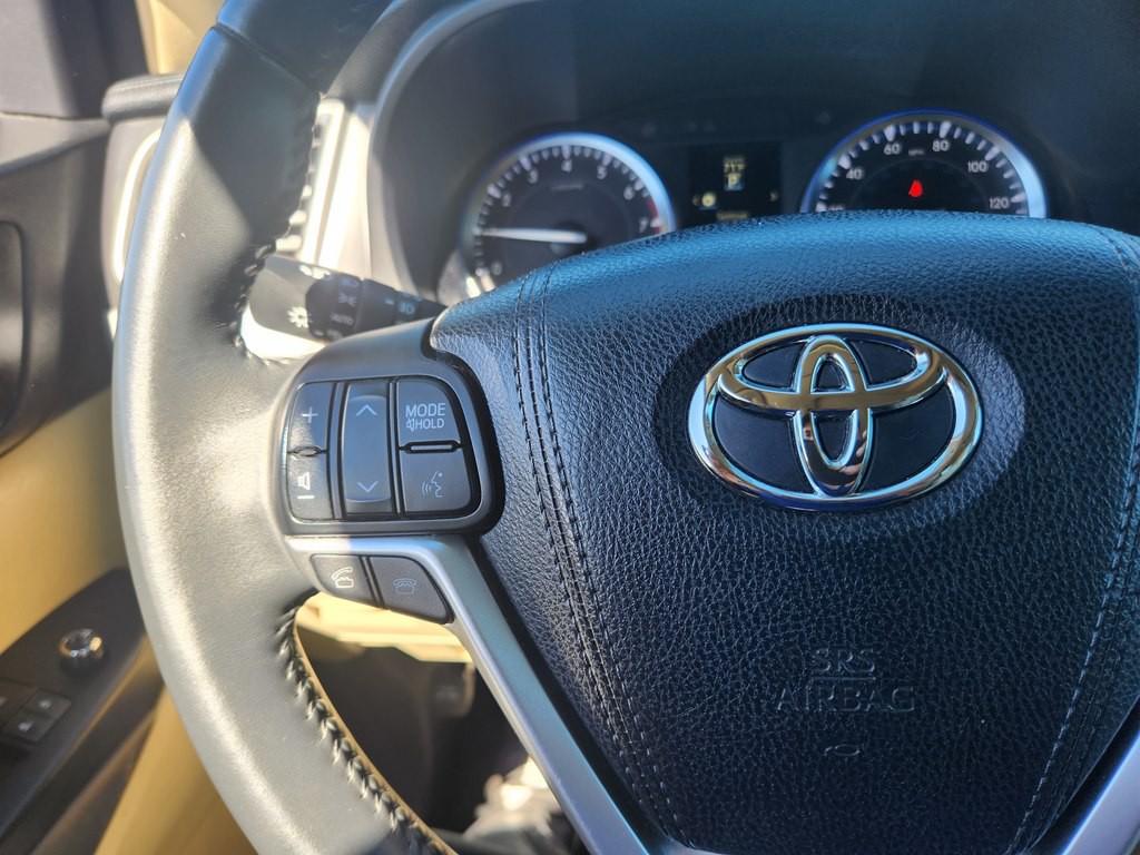 2016 Toyota Highlander Image 26