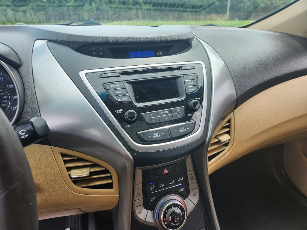 2013 Hyundai Elantra Image 17