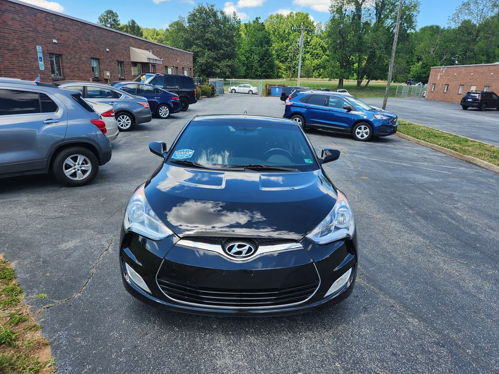 2017 Hyundai Veloster Image 2
