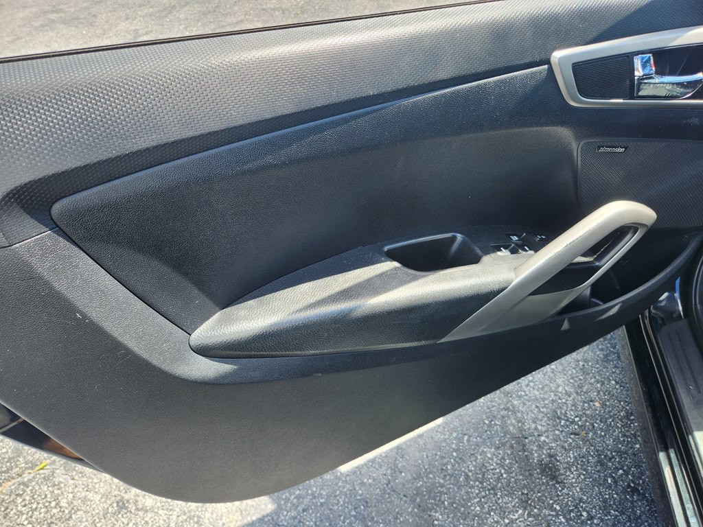 2017 Hyundai Veloster Image 9