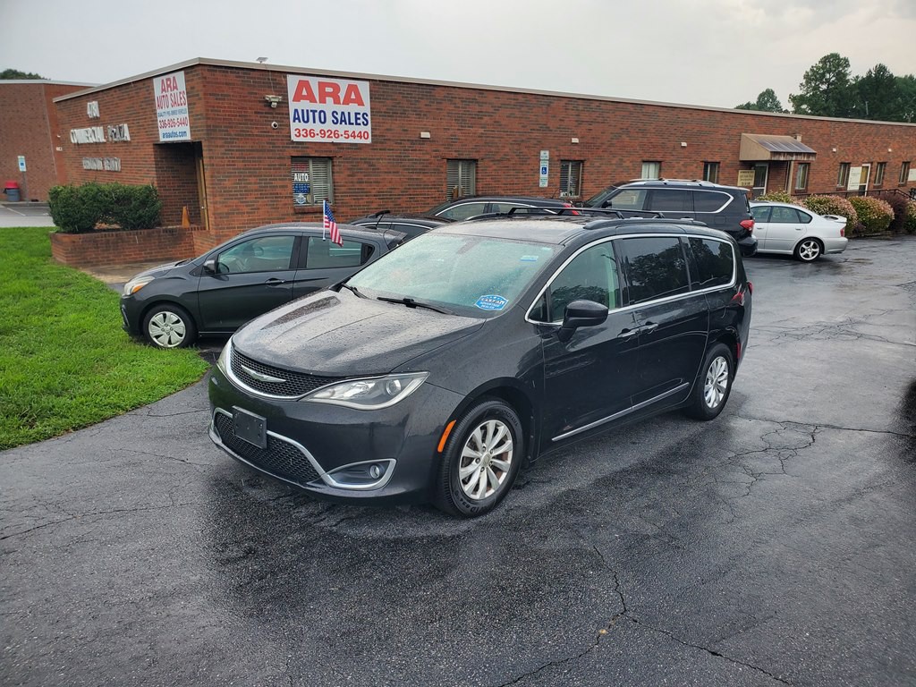 2017 Chrysler Pacifica Image 1