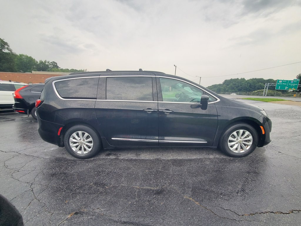 2017 Chrysler Pacifica Image 4