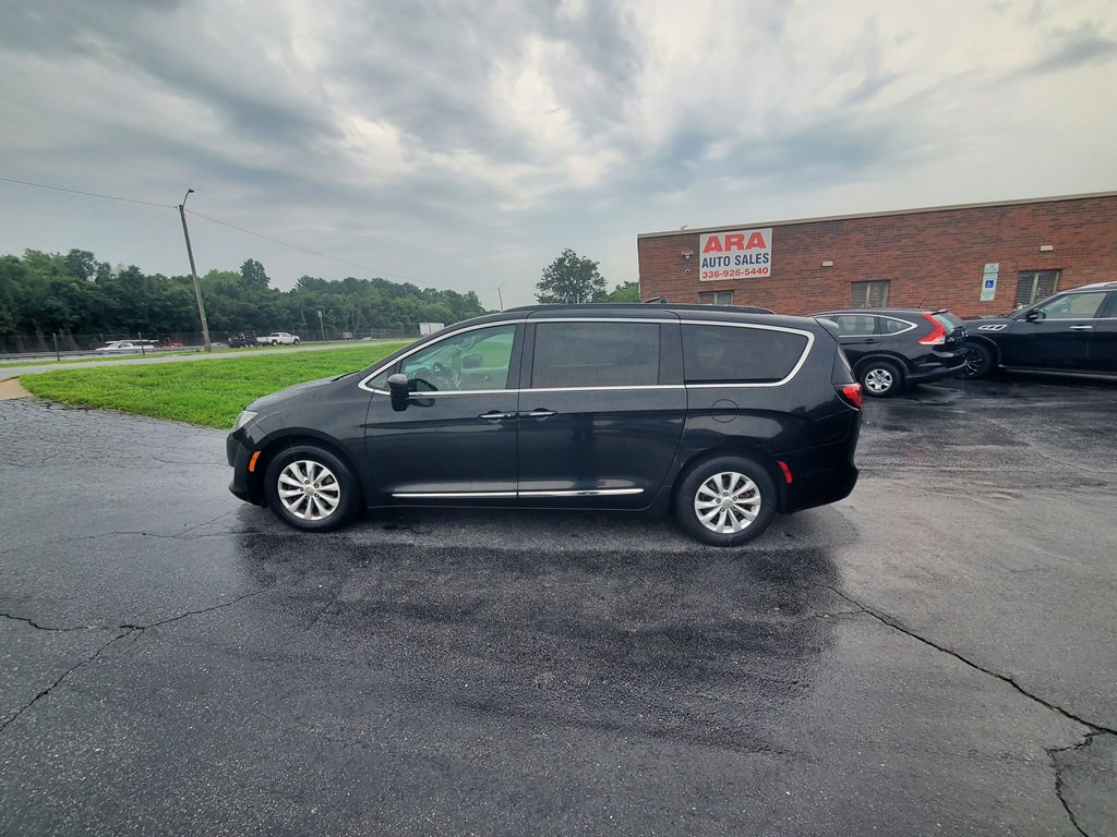 2017 Chrysler Pacifica Image 5