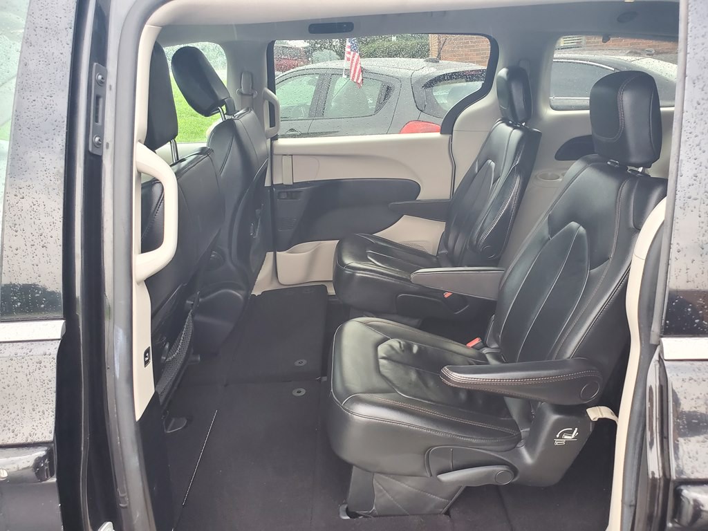 2017 Chrysler Pacifica Image 7
