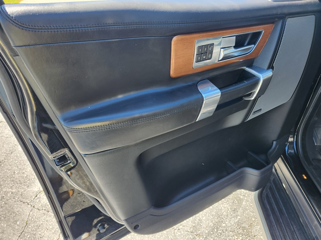 2016 Land Rover LR4 Image 14