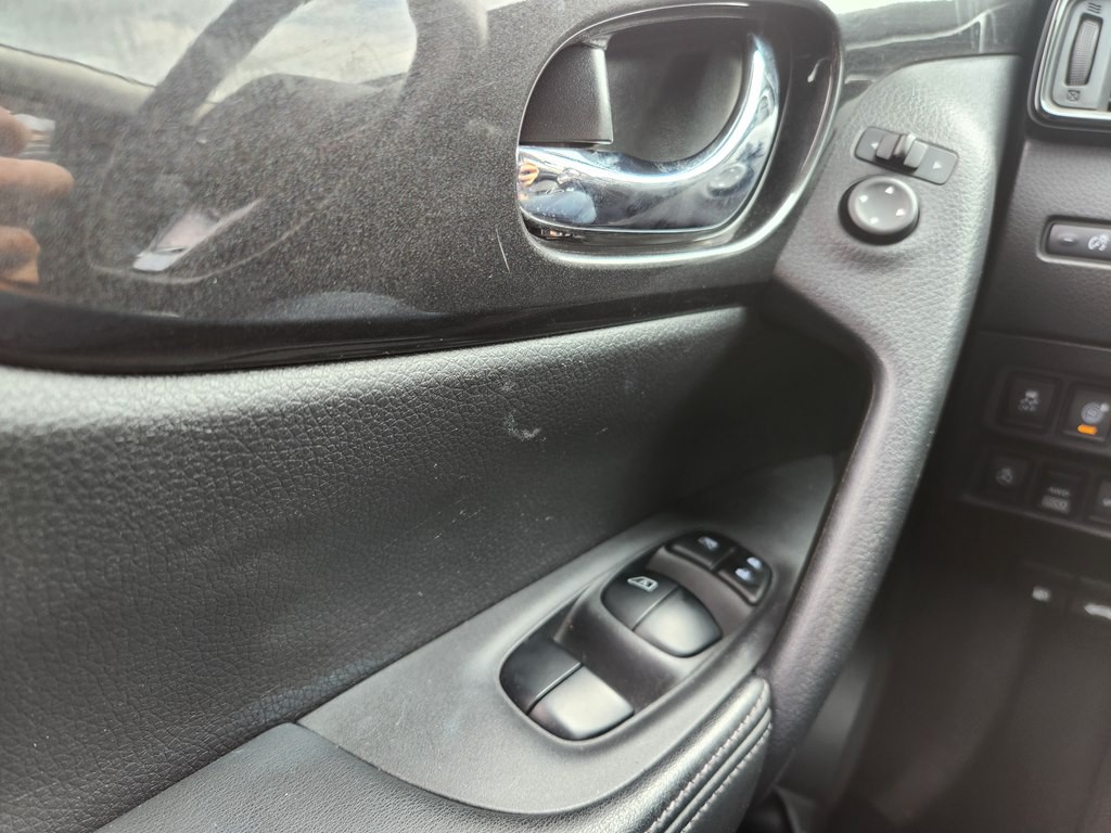 2017 Nissan Rogue Image 24