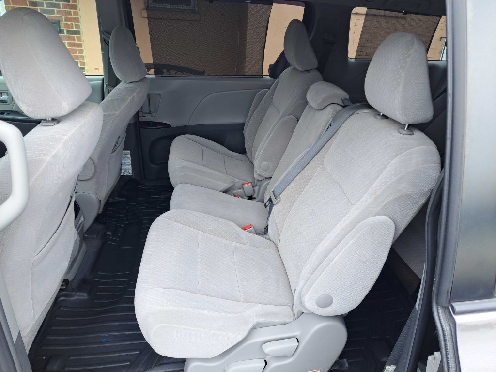 2017 Toyota Sienna Image 6